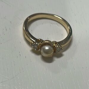 Size 8 Gold tone round cream pearl clear crystal accent costume ring